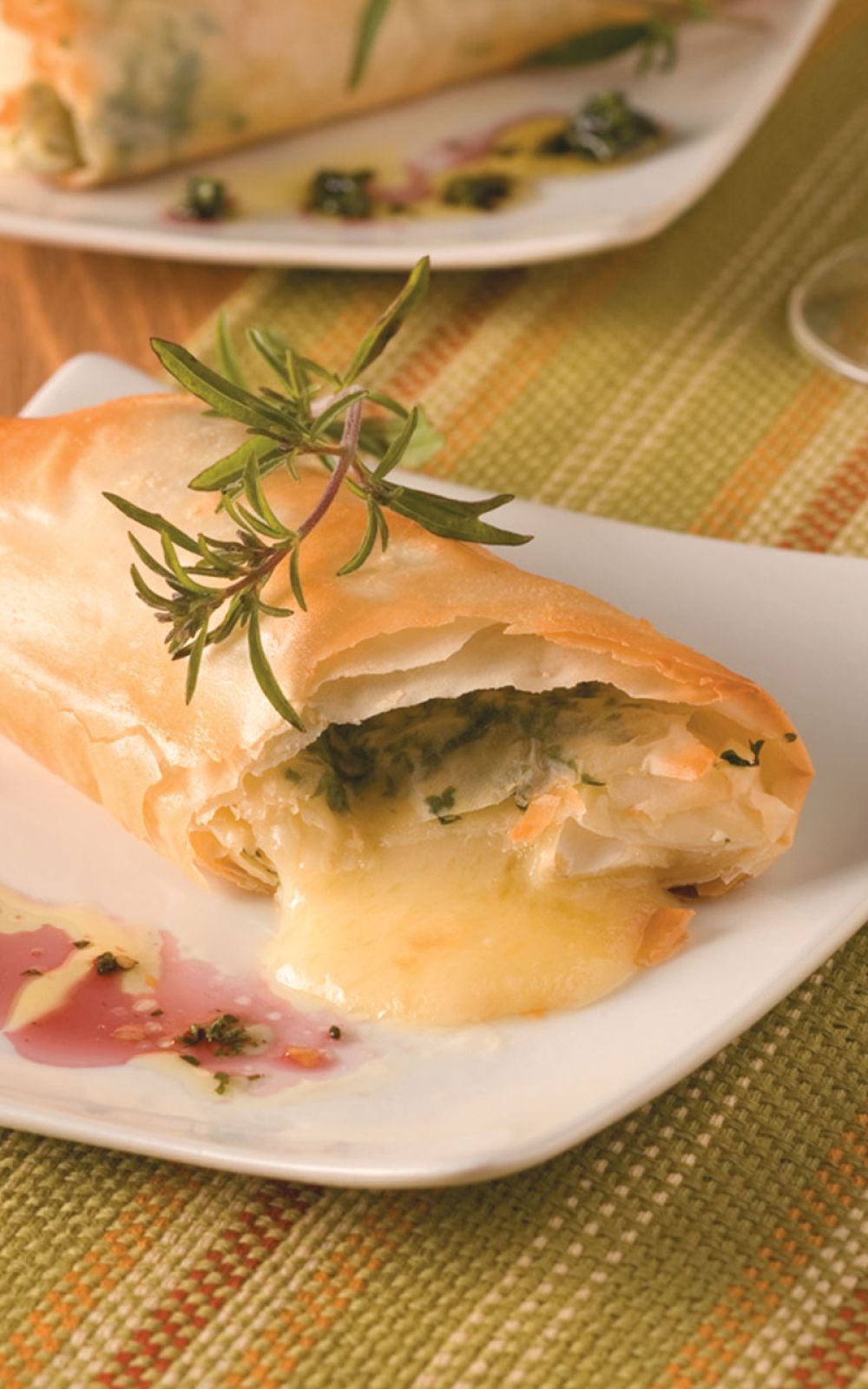 Croustillant de Brie avec Salade Fraîche et Pain à l’Ail